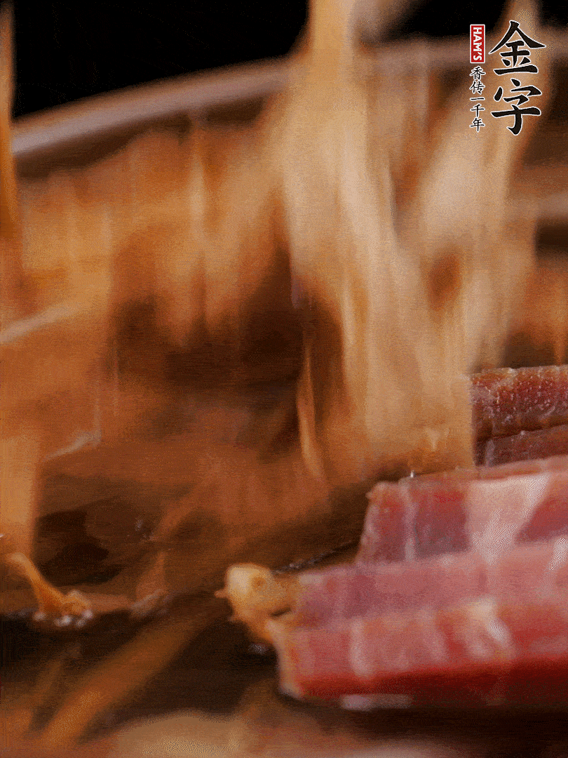 大筒骨、金字火腿、姜片、黃酒一起放入砂鍋，加筍干燉煮40分鐘。（如果家里有高壓鍋，用高壓鍋把高湯壓出來更鮮濃。）