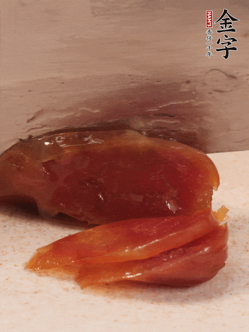 臘腸煮熟后，切薄片