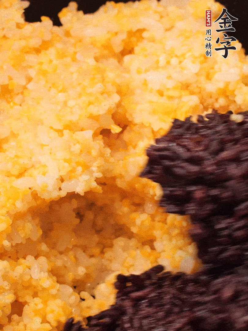 混合小米、紫米煮熟，加豬油攪拌均勻（紫米分開煮在攪拌）