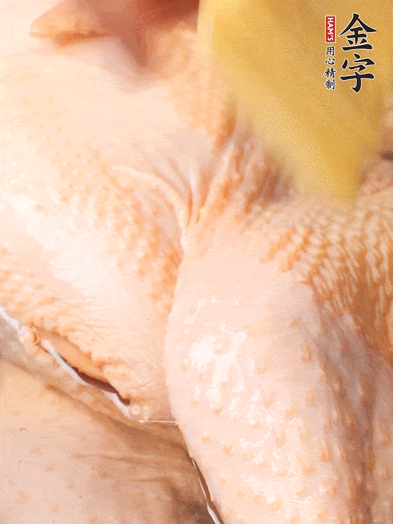 老母雞去頭去尾，斬去雞爪。冷水入鍋，加料酒、蔥姜焯水，煮出浮沫后撈出，用清水洗凈