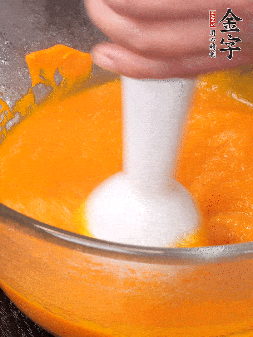 300g南瓜，去皮去瓤切滾刀塊，大火蒸8分鐘，料理機打成泥，篩網(wǎng)過篩成泥