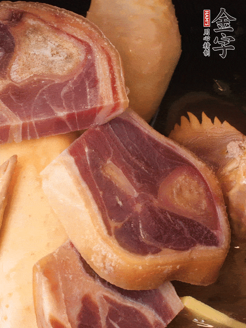 火踵、老母雞加蔥、姜、料酒、清水，大火燒開后轉(zhuǎn)小火，燉1小時