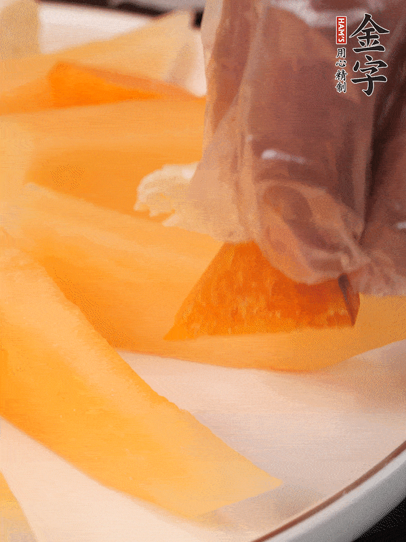 刀用火烤一下，切開奶酪