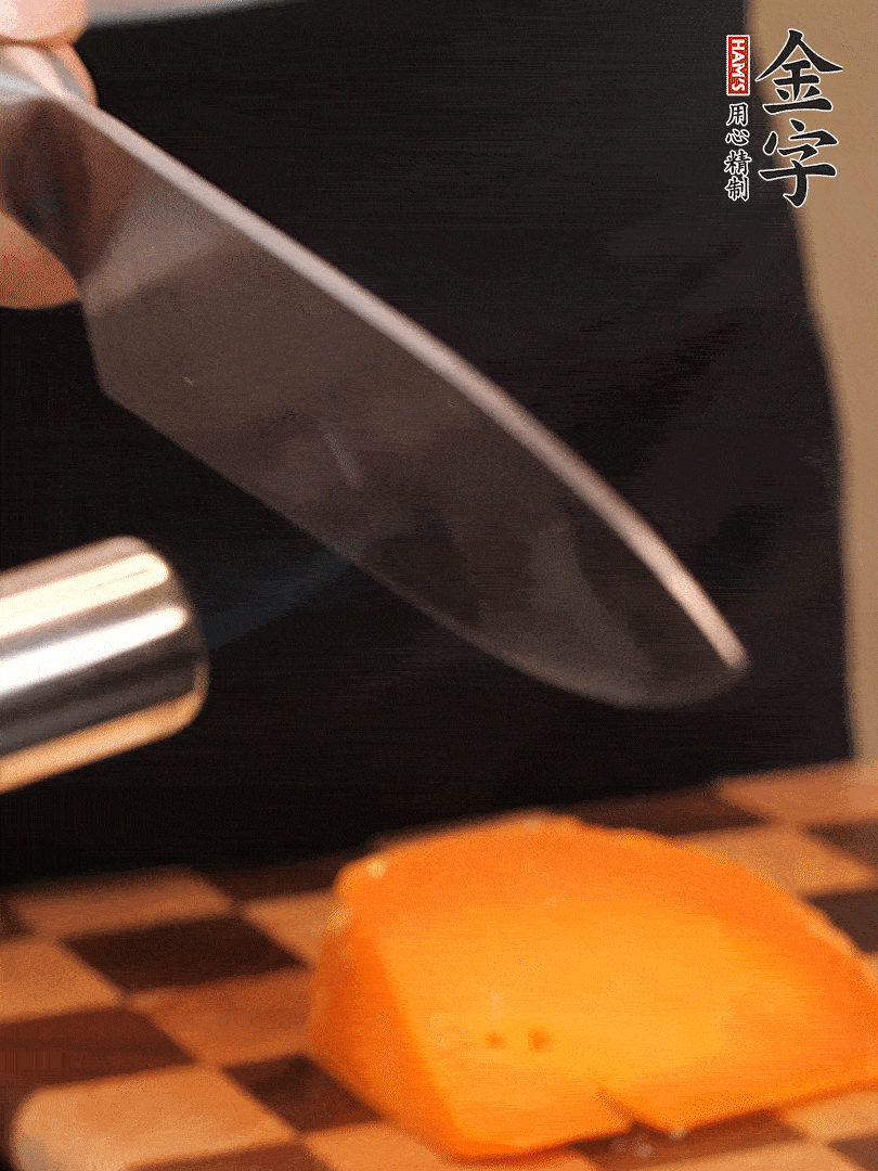 間隔擺上哈密瓜、奶酪、迷迭香、核桃仁