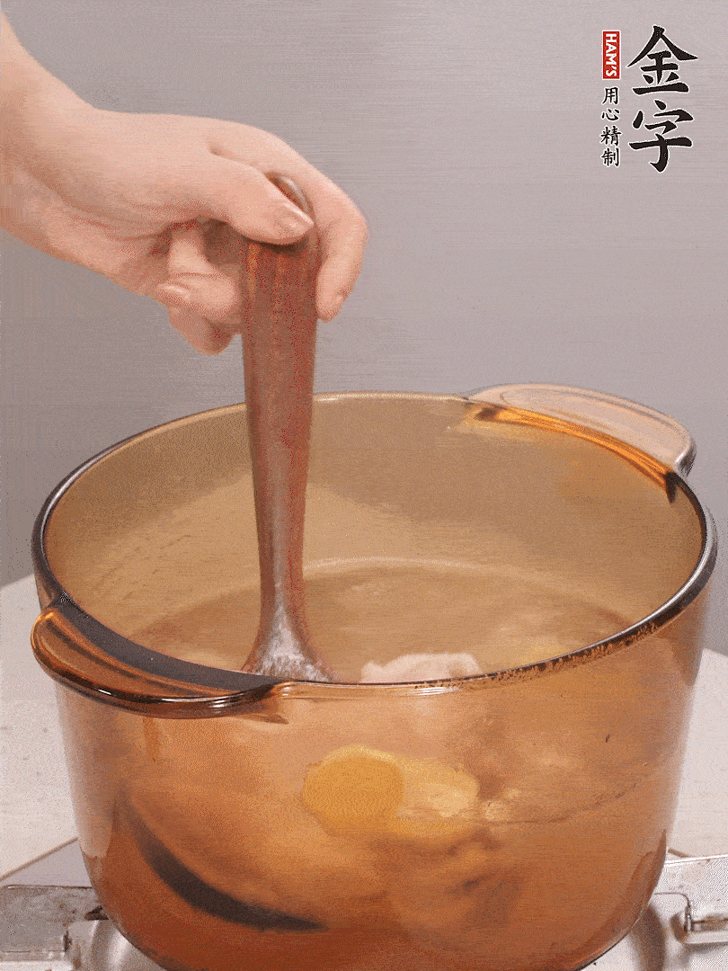 鴨肉、白果、火腿、生姜一起放入砂鍋，清水沒過食材，大火燉煮1小時(shí)