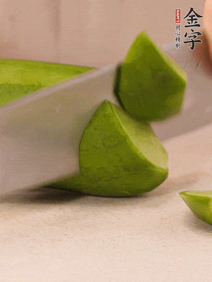 青、紅蘿卜洗凈，去皮切大塊