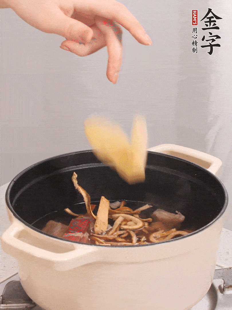 加入青、紅蘿卜再煲20小時。