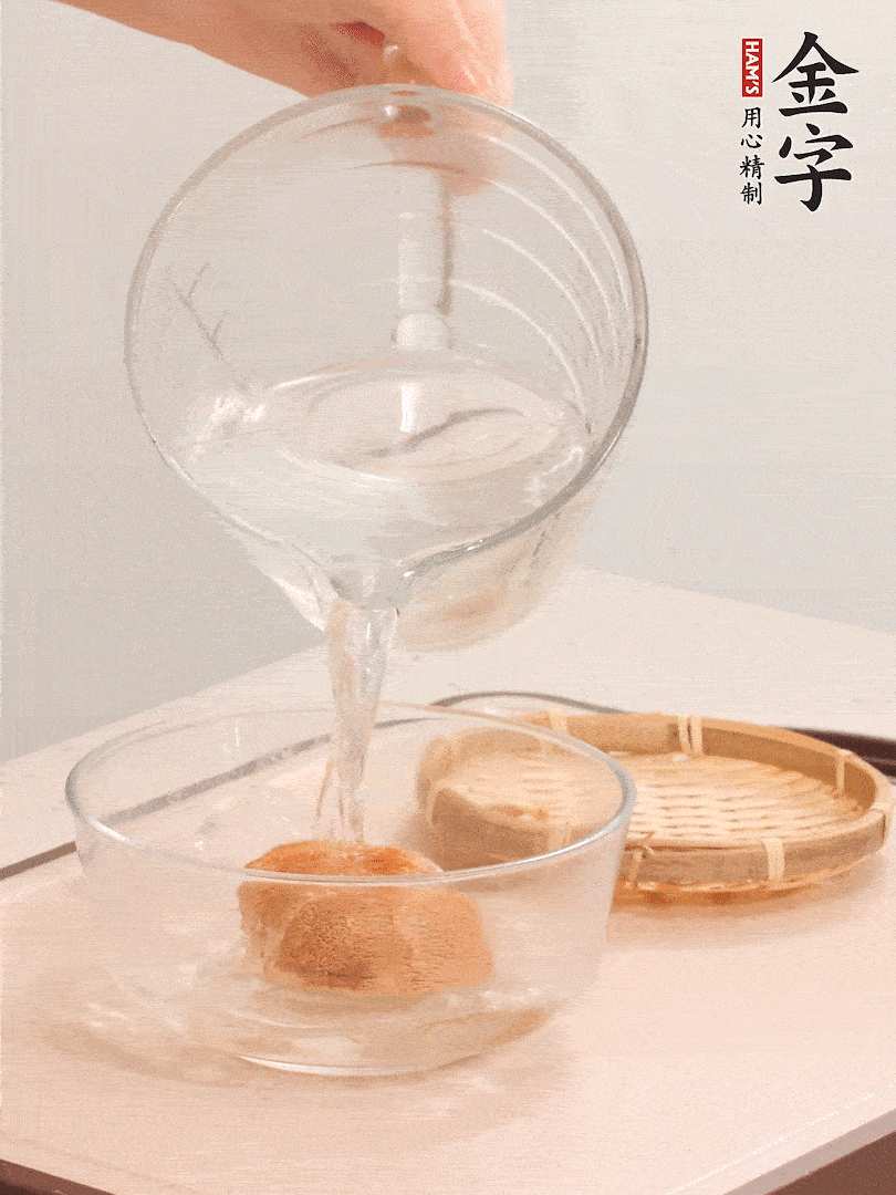 猴頭菇至少泡發(fā)半小時，將浸泡后的黃水擠干；