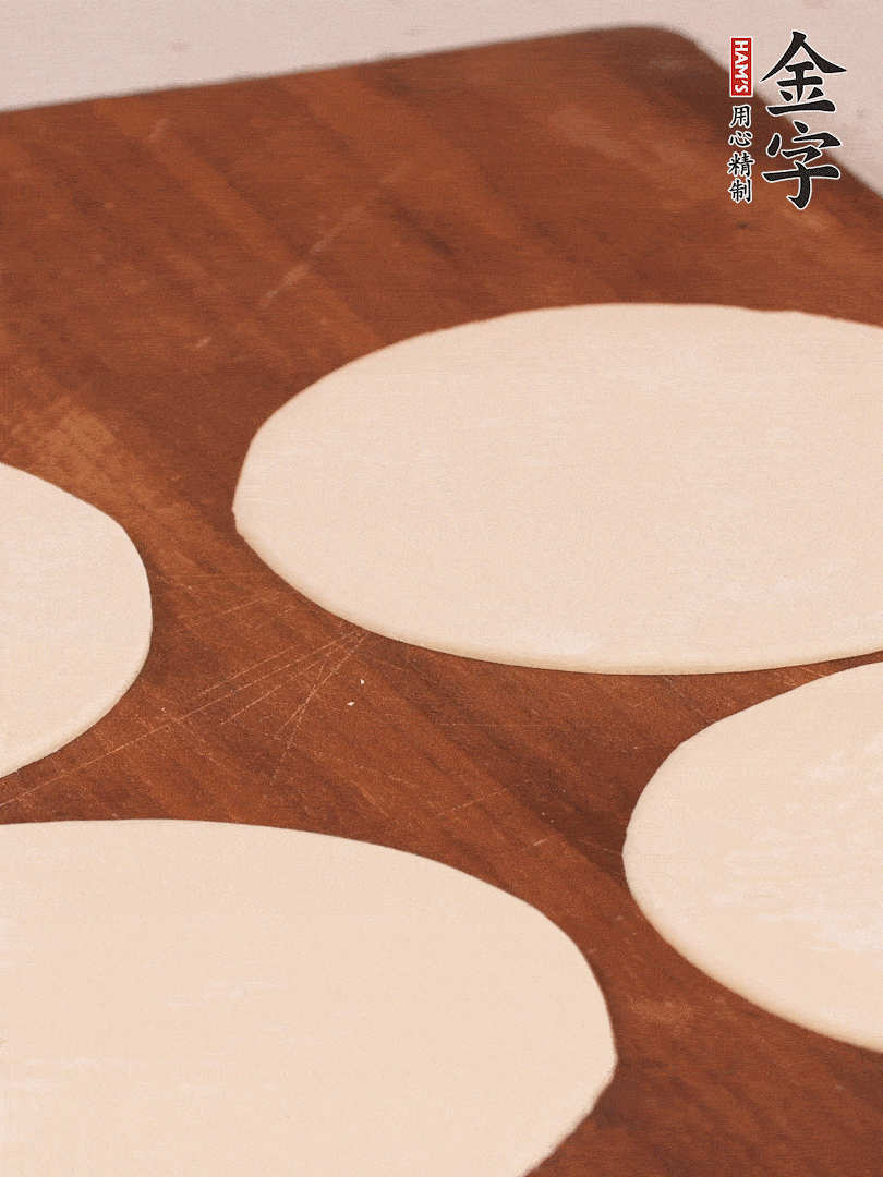 餃子皮均勻抹油，10張疊在一起，搟面杖搟開