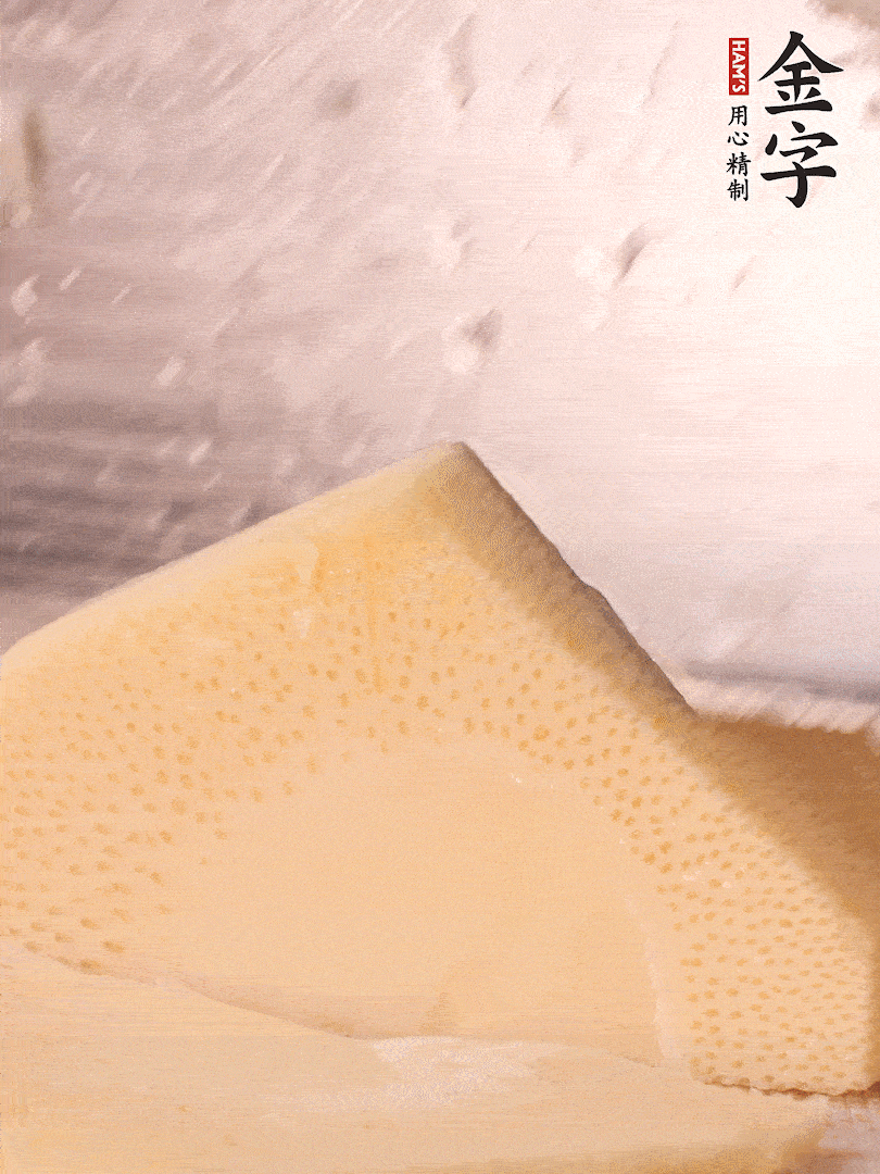 冬筍處理干凈，切滾刀塊，開水焯燙去除澀味