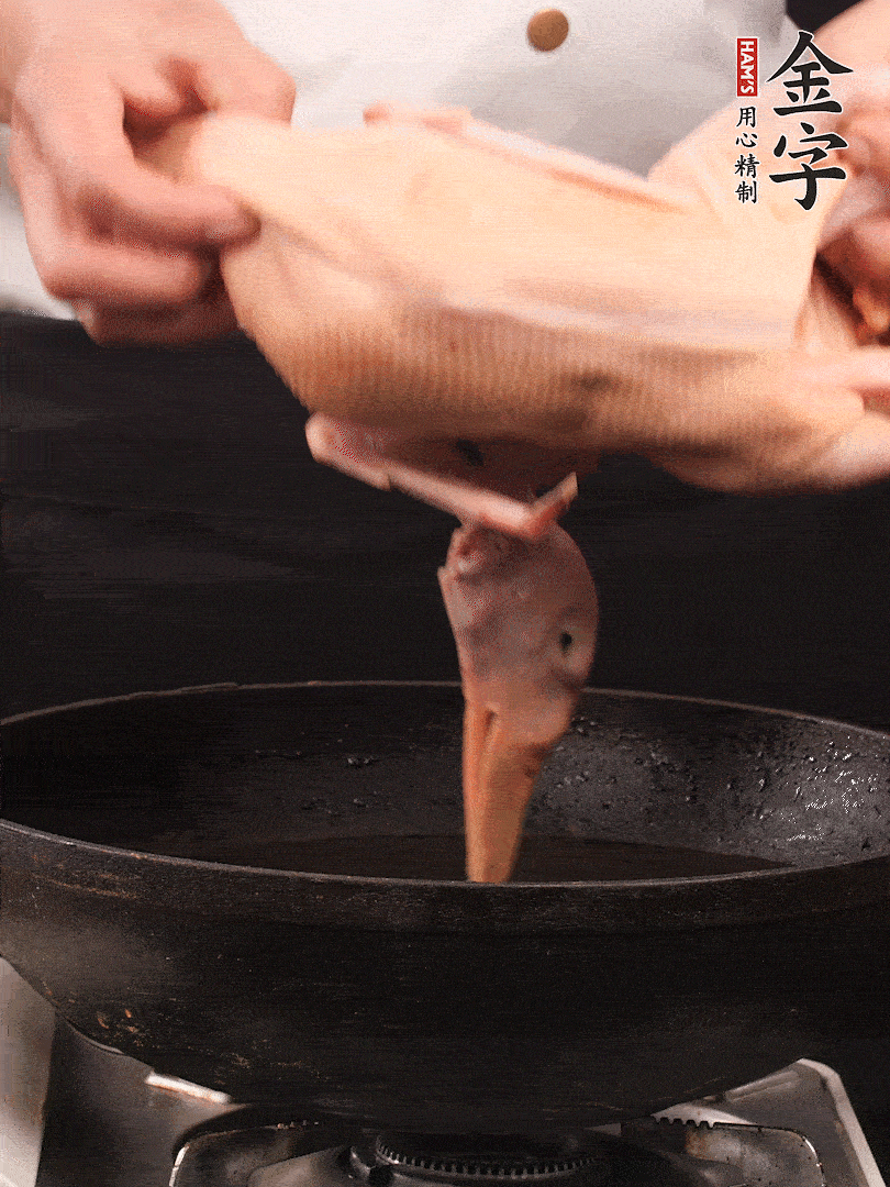 處理干凈的老鴨1只，黃酒小半碗，姜幾片，一起放入冷水，煮沸焯水3分鐘，去除血沫