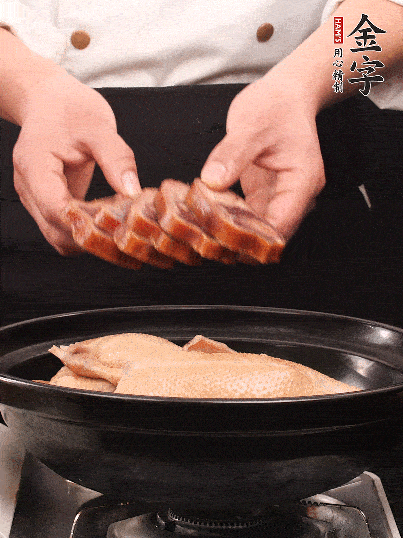 老鴨、金字火腿蹄片、筍干、姜片、蔥結(jié)，清水沒過鴨身2cm，加黃酒小半碗