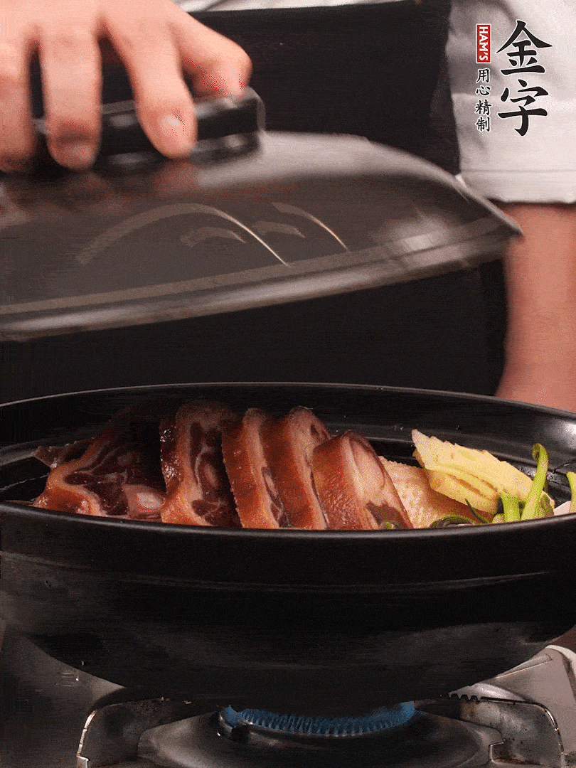 砂鍋蓋蓋子密封，大火燒開后轉(zhuǎn)小火，燜煮2小時