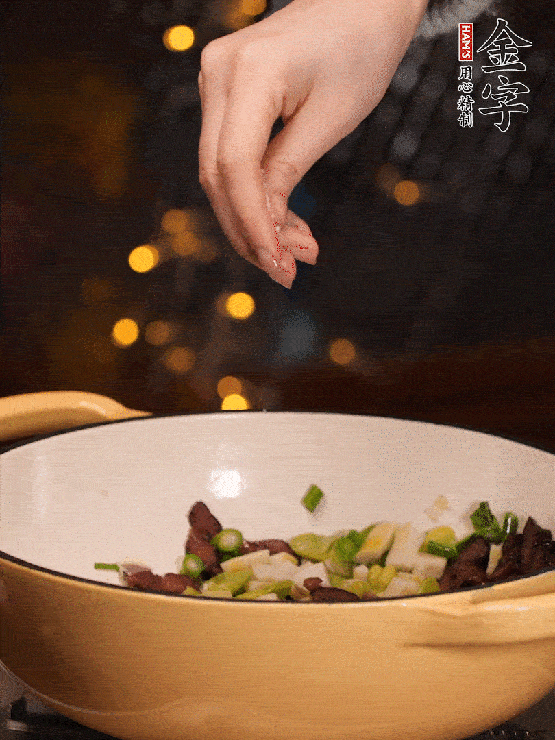 可以加點(diǎn)點(diǎn)水，再加菜苔，加點(diǎn)鹽、味精調(diào)味