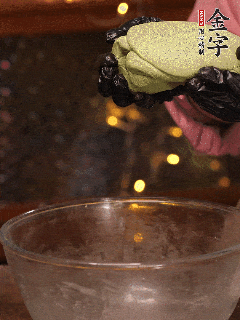 清明粿粉，分次加艾草泥，加點油揉2分鐘，揉到面團光滑，醒發(fā)一下