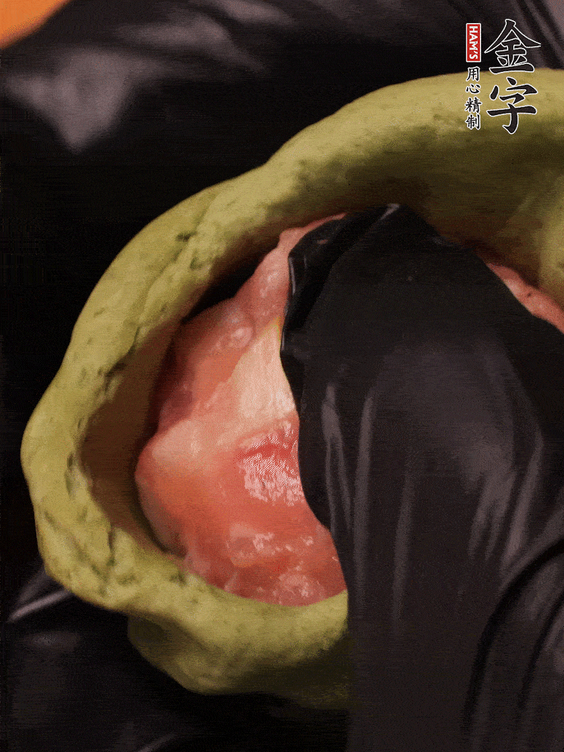 切成小劑子，中間壓個坑，做成碗狀，虎口慢慢收口