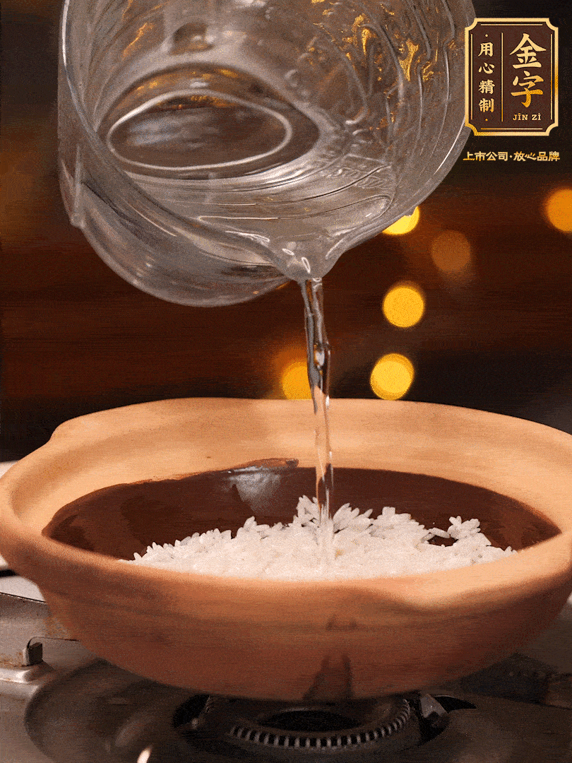 選一個中意的砂鍋加入1勺花生油并刷勻，倒入泡好的絲苗米、開大火煮至沸騰冒大泡后，轉(zhuǎn)中火蓋蓋燜煮5分鐘