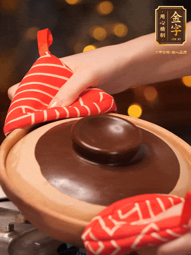 想要有嘎嘣脆鍋巴的關(guān)鍵（傾斜砂鍋，讓每個側(cè)邊都均勻加熱一分鐘）