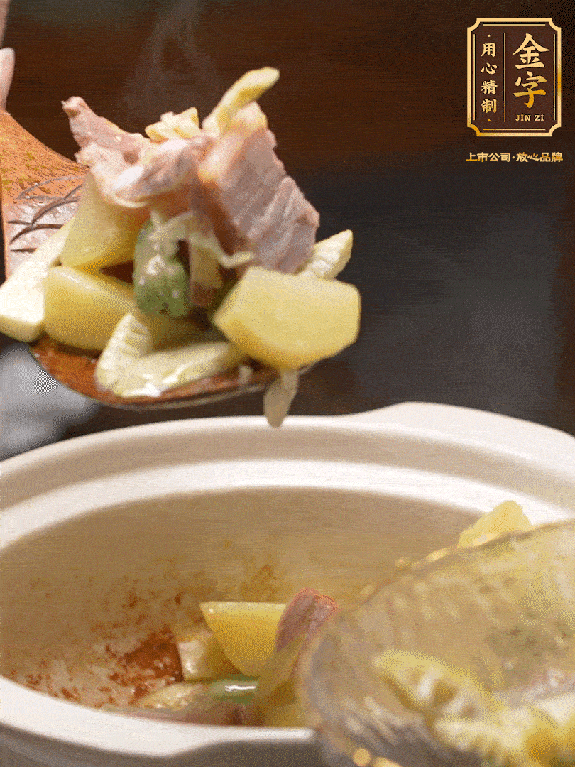 煸出咸肉脂香，再下筍丁、蠶豆。呈出