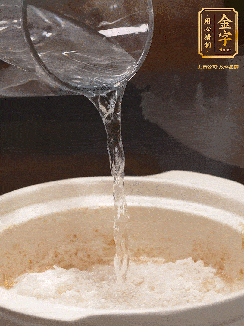 將泡好的米，加水一指，煮至沸騰