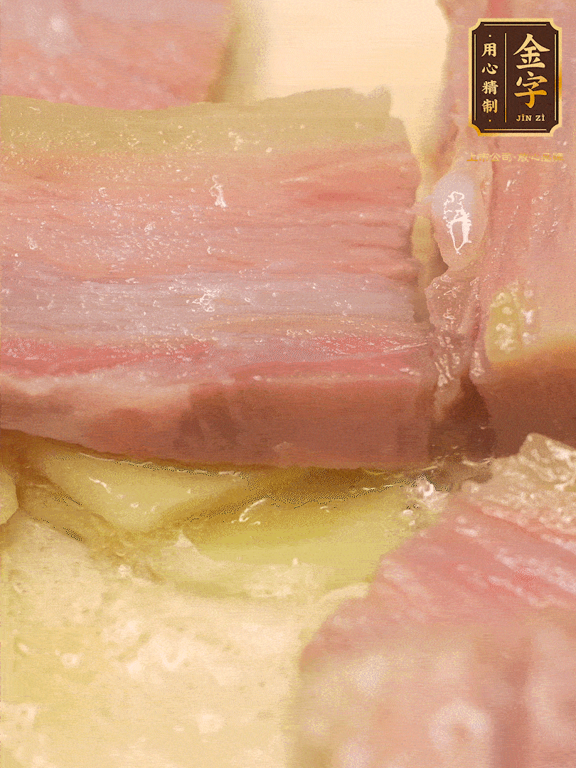 鍋內(nèi)熱油放點(diǎn)姜絲，煸香咸肉