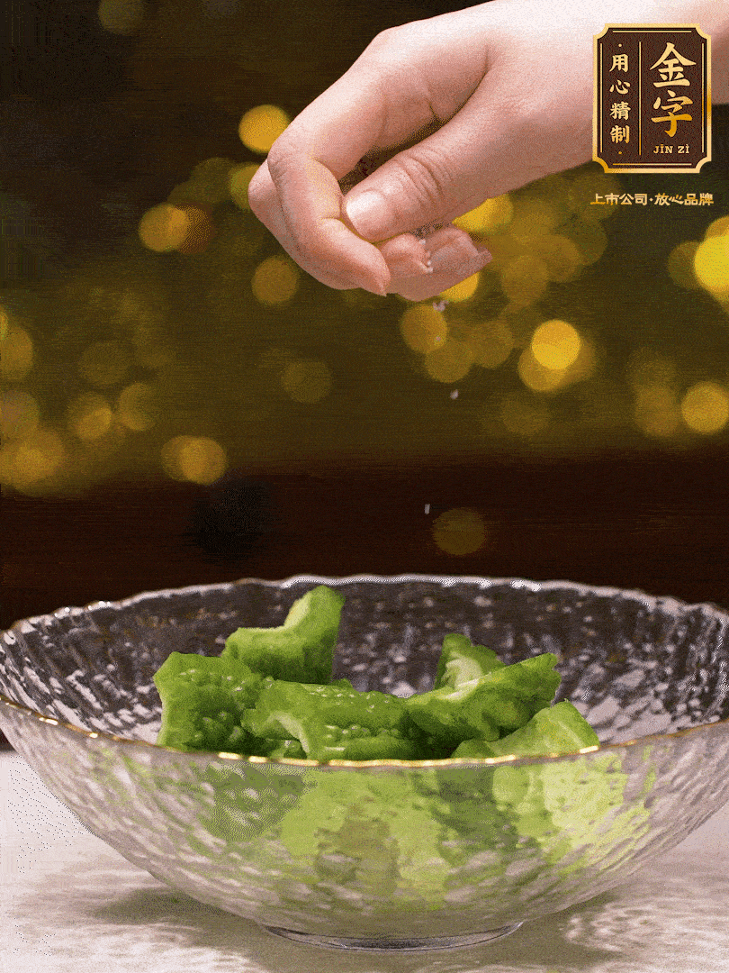 處理好的苦瓜切段（5cm），加點鹽鹽腌一下，去除一下苦味