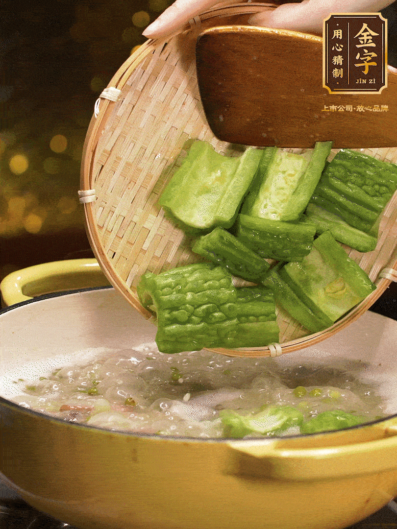 最后在放苦瓜燒開，放一點點調(diào)味糖，燉煮20分鐘