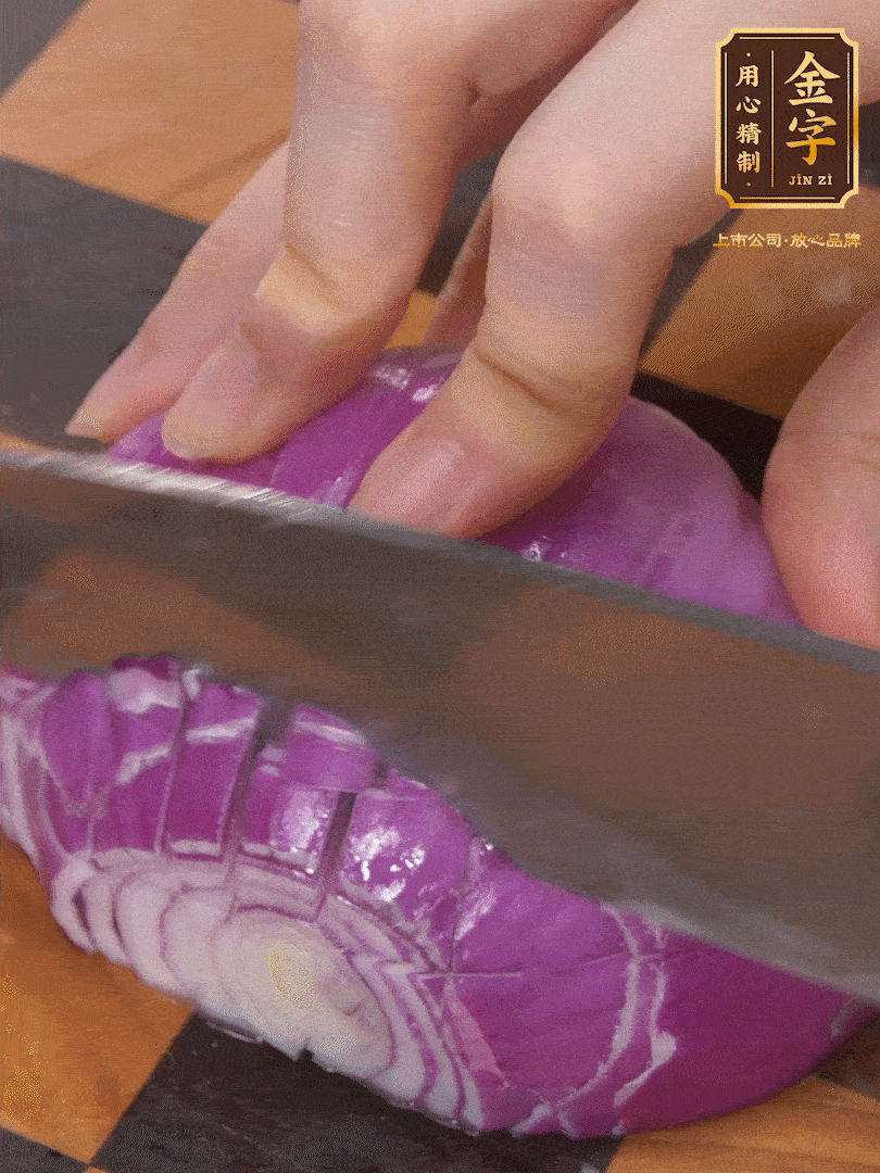 洋蔥切碎、土豆切丁