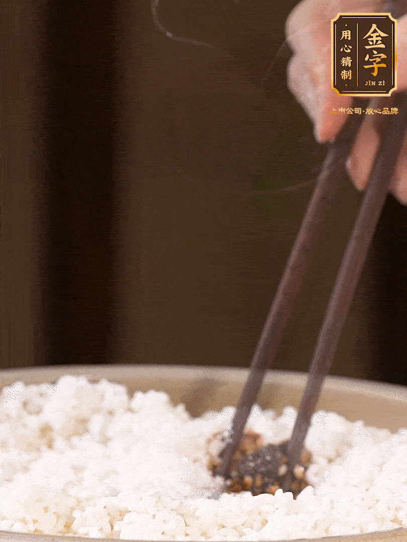 糯米淘洗干凈，浸泡4小時，控干水分后，加鹽、糖、老抽調(diào)味調(diào)色