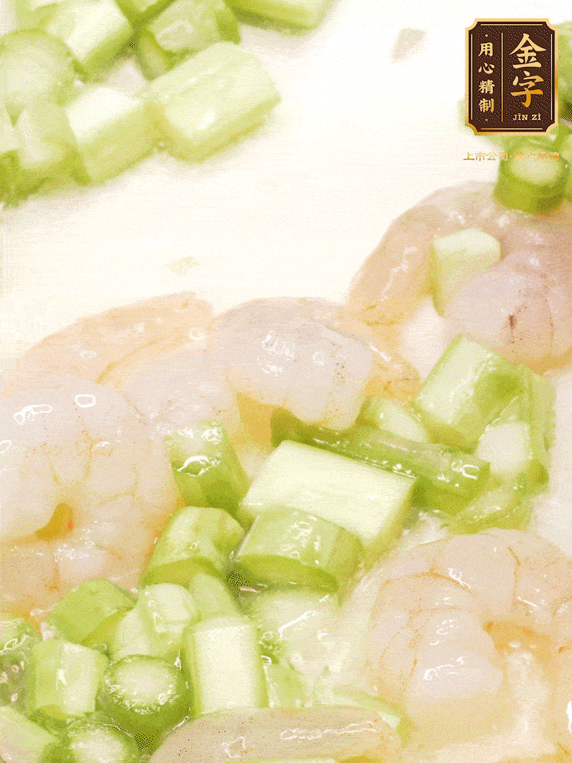 熱油煎香蝦仁，下香腸、蘆筍翻炒，盛出備用。