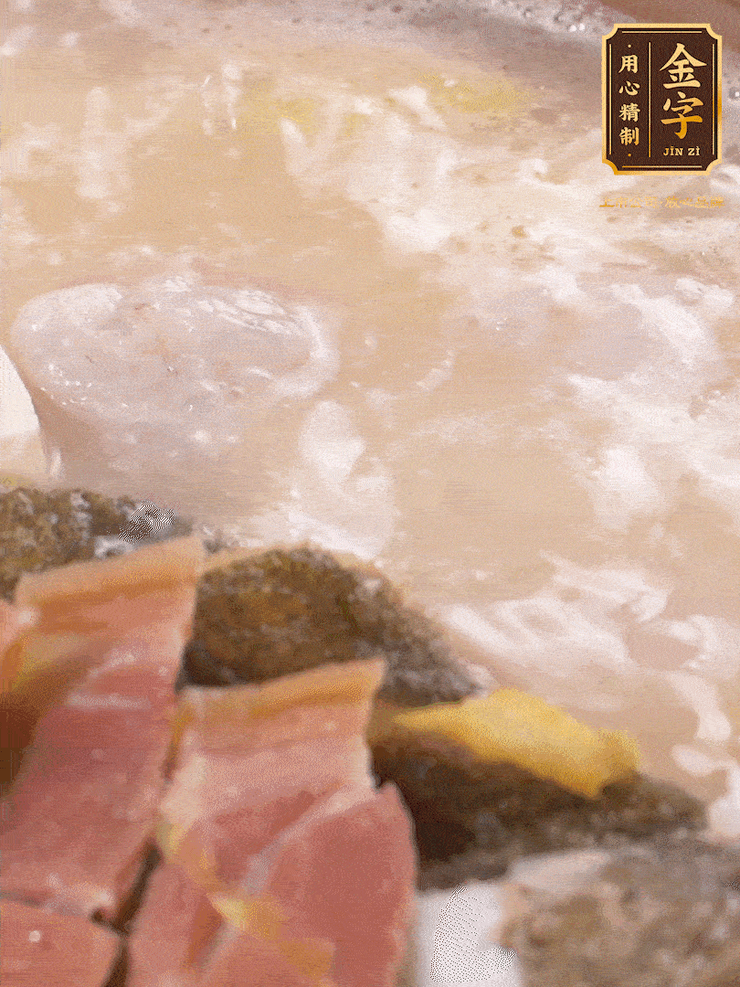 大火煮至沸騰后，轉(zhuǎn)至砂鍋中，繼續(xù)燉煮。這個(gè)時(shí)候可以放入一些自己喜歡吃的配菜比如蝦滑、內(nèi)酯豆腐來(lái)添味