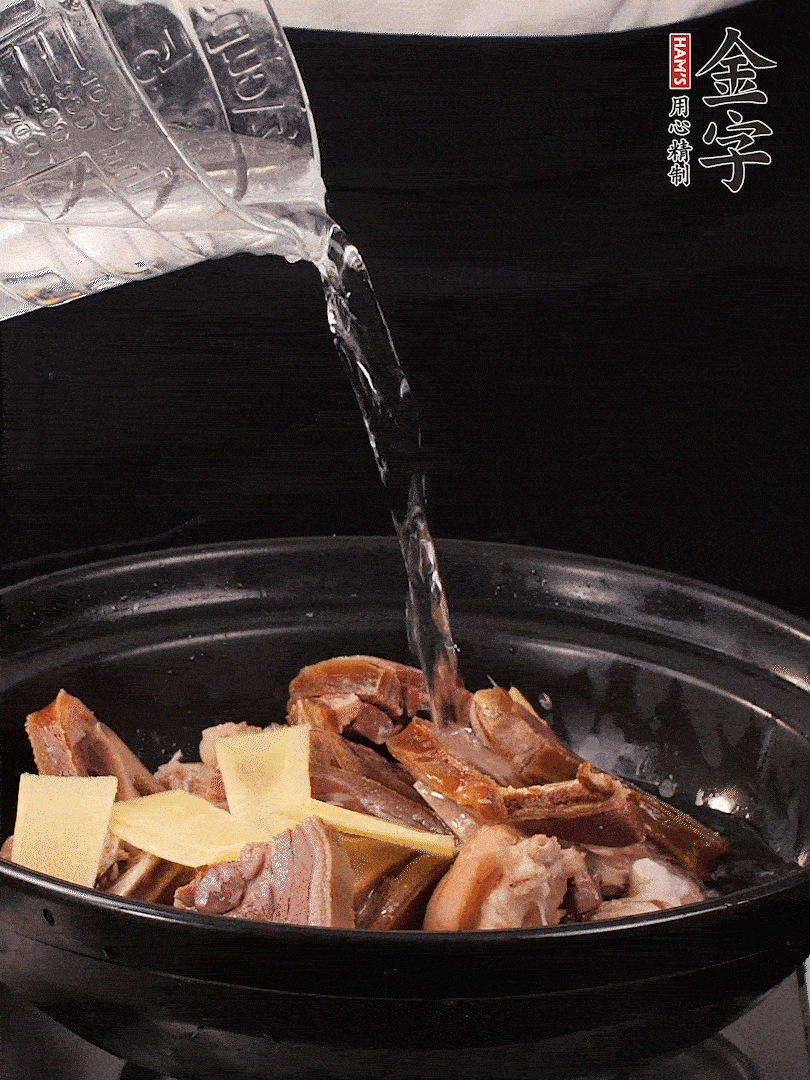 火腿、豬腳放到大砂鍋里，黃酒提鮮，蔥姜去腥，加2kg純凈水沒過食材。水一定要放足，中途最好不能加水