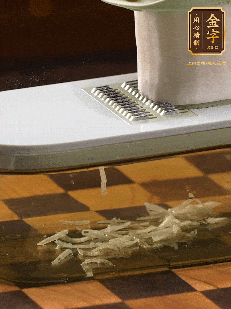 蘿卜切絲 ，加少許的鹽 抓拌均勻后，腌制十五分鐘