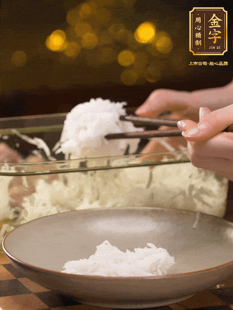 腌好的蘿卜絲控干水份用筷子夾出 、放在盤子底部