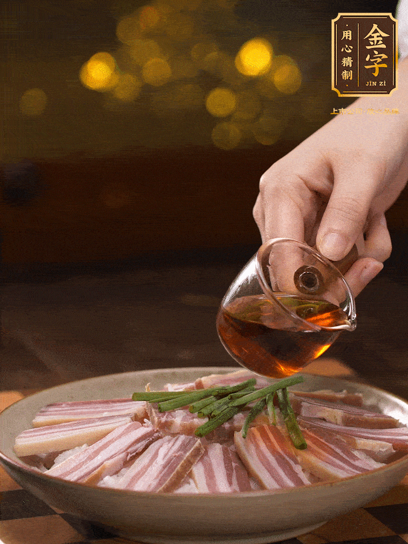 把切好的咸肉，均勻的鋪在蘿卜絲的四周頂部放少許蔥段 淋上少許料酒，放入鍋中 大火蒸二十分鐘