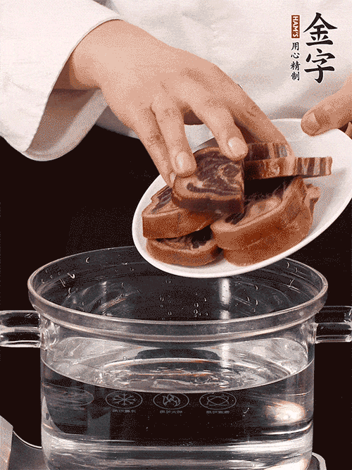 準(zhǔn)備食材。做金銀蹄有2個關(guān)鍵點(diǎn)：食材上火腿當(dāng)然得選足年發(fā)酵的金字火腿，新鮮豬爪最好選前腳、大小適宜的。