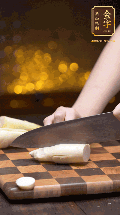 茭白剝?nèi)ネ馄?，去掉根部老硬部分，洗凈切滾刀塊