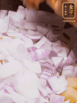 倒入洗干凈的大米、土豆丁、洋蔥碎、排骨、金字火腿xo醬、水