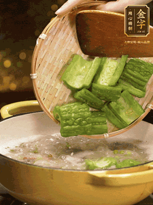 倒入熱水，和泡開的綠豆（連水）和火腿片，大火燒開燉一個小時