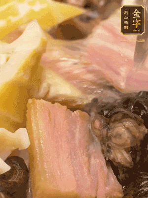 倒入滾燙的熱水，燉煮20分鐘，湯濃汁白