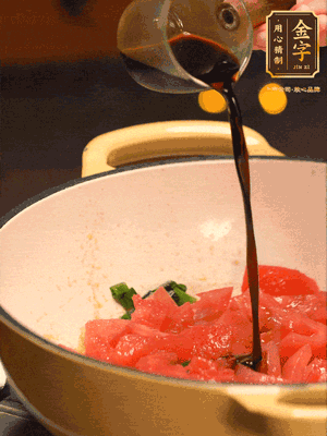 調(diào)味：1勺蠔油、1勺生抽、2轉(zhuǎn)胡椒粉和2勺番茄醬倒入400ml開(kāi)水，燒至湯汁濃厚