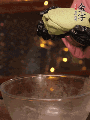 水里放點鹽，燒開后放艾草，一勺小蘇打，撈出浸入涼水，打成艾草泥