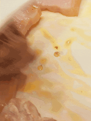 另起一鍋，將咸肉、鮮肉 翻炒出香味