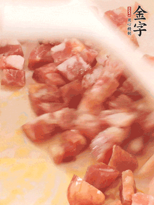 香腸炒出油脂，加入蠶豆煸炒