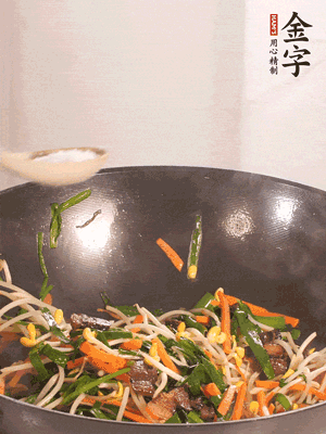 炒合菜：金字醬油肉、綠豆芽、韭菜