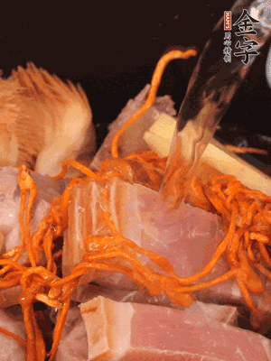 將所有食材一起倒進鍋中，加水沒過食材，燉煮30分鐘即可