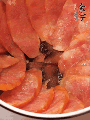 深碗涂抹豬油，頂端鋪枸杞，間隔鋪上香腸、醬油肉片