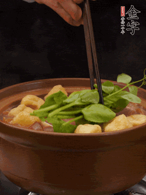 加筒骨煲的經(jīng)典配菜：金字土香腸、油豆腐、千張蓋上蓋子燜一會(huì)兒，耐心等候10分鐘。