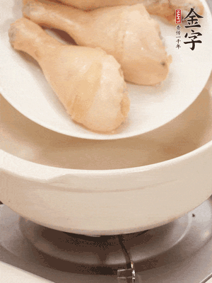 雞腿、火腿、干貝、蒜頭放入砂鍋內(nèi)燉1小時