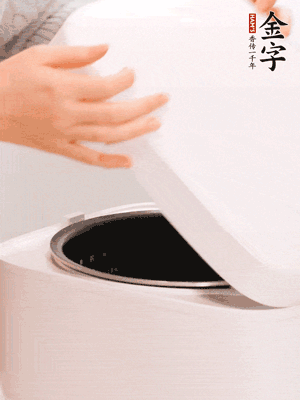 泡發(fā)香菇的水和調(diào)好的醬汁混合在一起，倒入電飯煲中，煮飯。